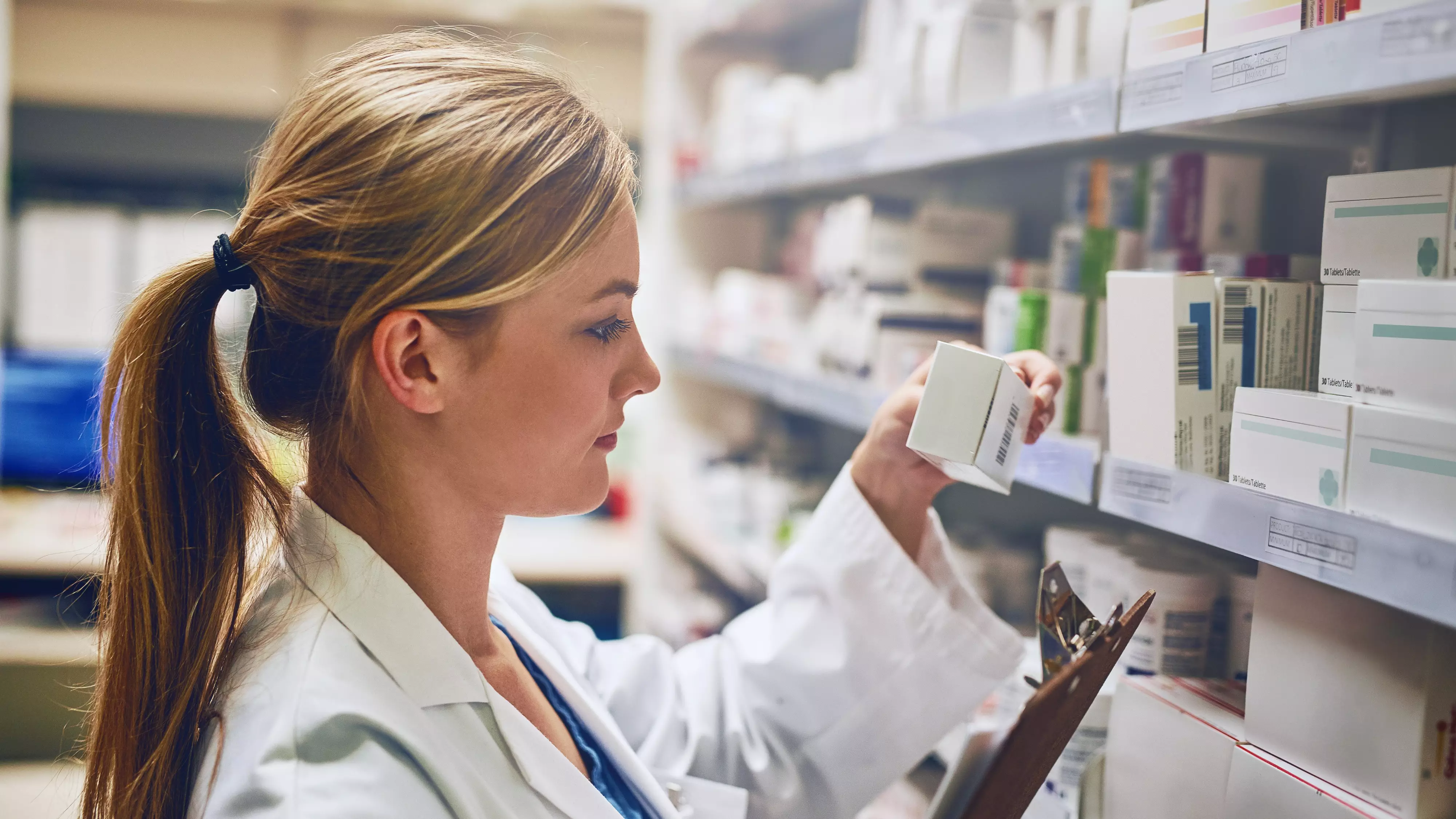 Sănătate pe cont propriu. Rom&acirc;nii &icirc;și plătesc tratamentele, &icirc;n timp ce lista medicamentelor inovatoare nu e actualizată